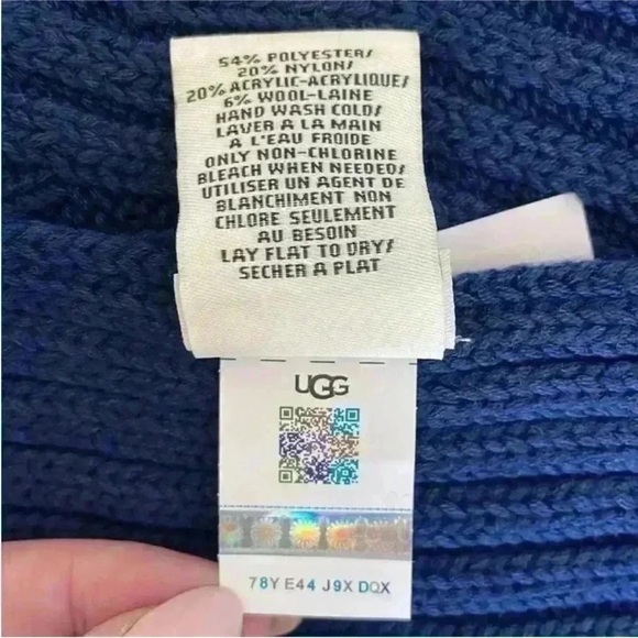 UGG Ribbed Oversized Knit Scarf in Navy NWT - Picture 5 of 6